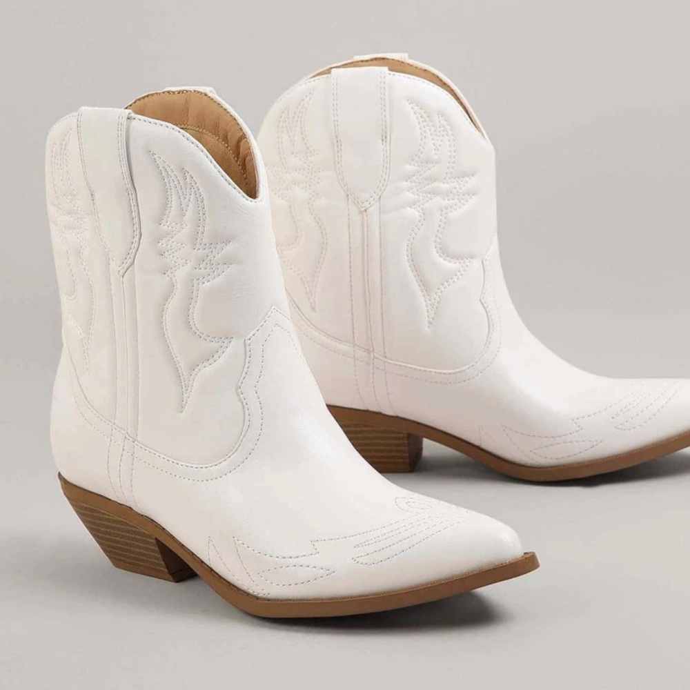 NWOT White Ankle Cowgirl Boots Pointed Toe Size 11